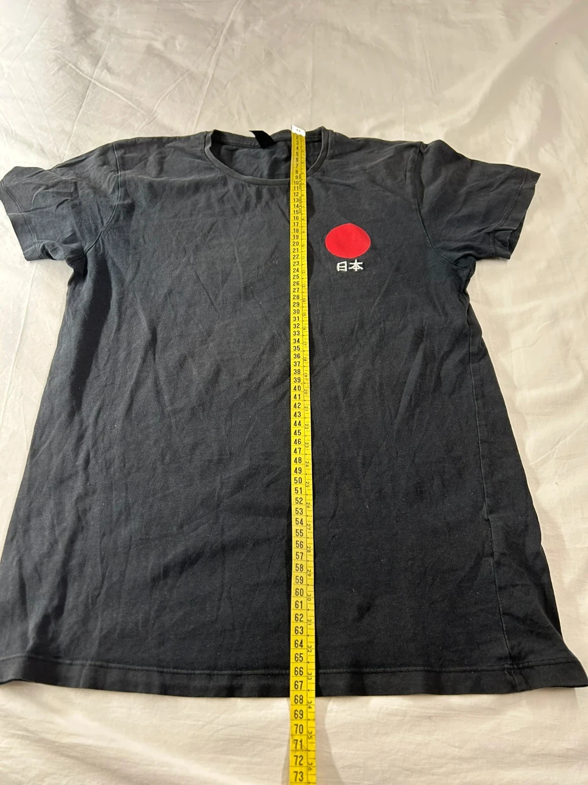 T-shirt preto com estampa vermelha vintage – photo 6